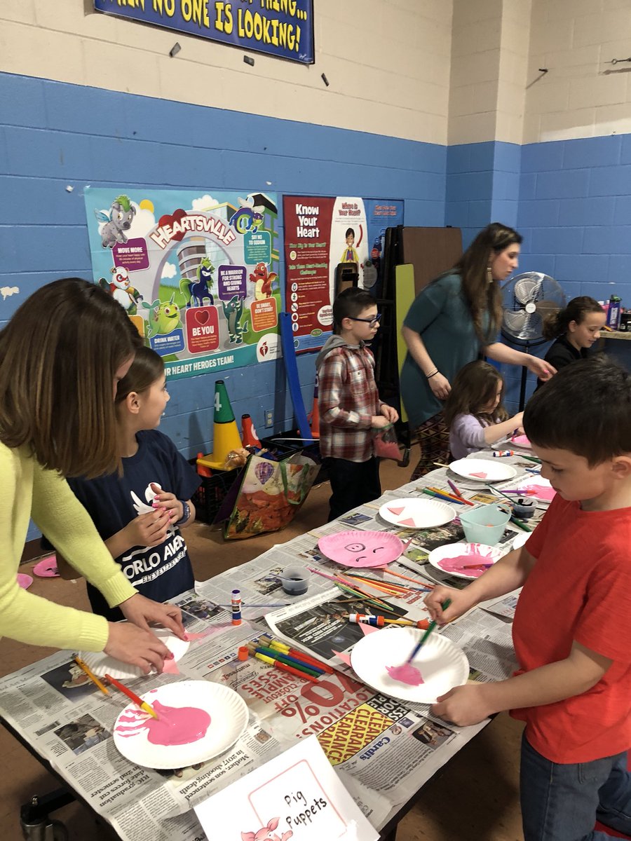 theogmisskrause's tweet photo. Our Family Reading Workshop was my favorite part of Reading Week! It’s wonderful to read, but it’s even better when you take that reading and all that you’ve learned to create, write, and apply your new knowledge! @YanaizaGallant @OrloAve #readingweek2019 #multisensoryreading https://t.co/Zf9ddhreQu