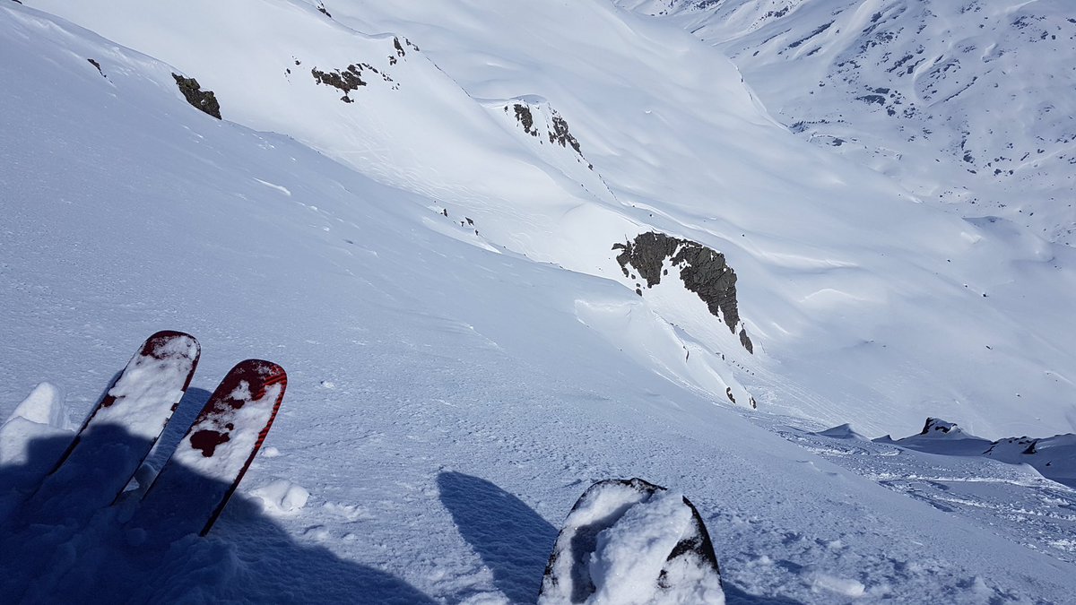 Ready to drop-in! #powpow #springskiing #powder <a href="/Downskis/">Down Skis</a>