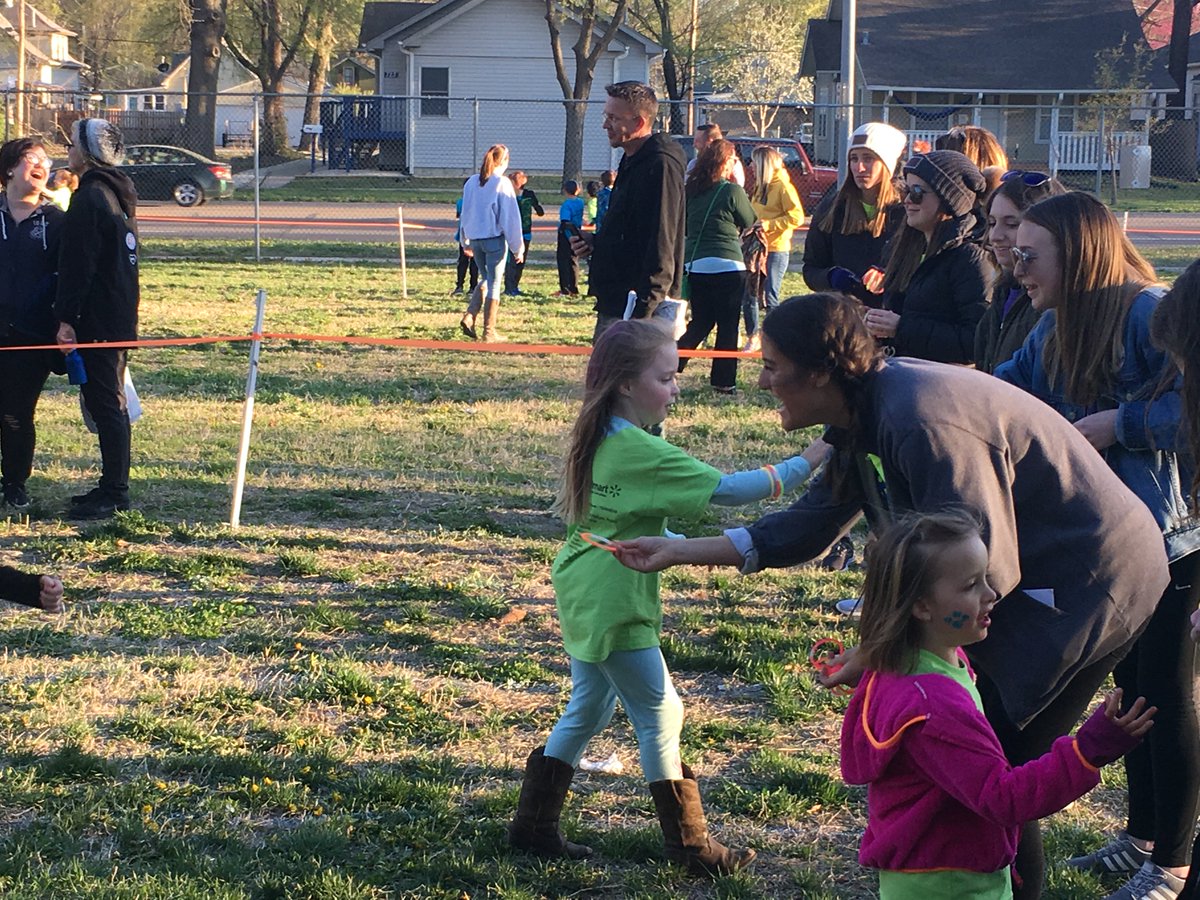MerittDD's tweet photo. @KSUCollegeofEd @WeAreEdCats @usd383 @bluemont383 What an incredible night at Bluemont Elementary! I would say the 1st annual Glow for Gold was a huge success! A big thanks to the #EDCATS that came out and helped with the event, we couldn't have done it without you. https://t.co/foVSZ0SXyW