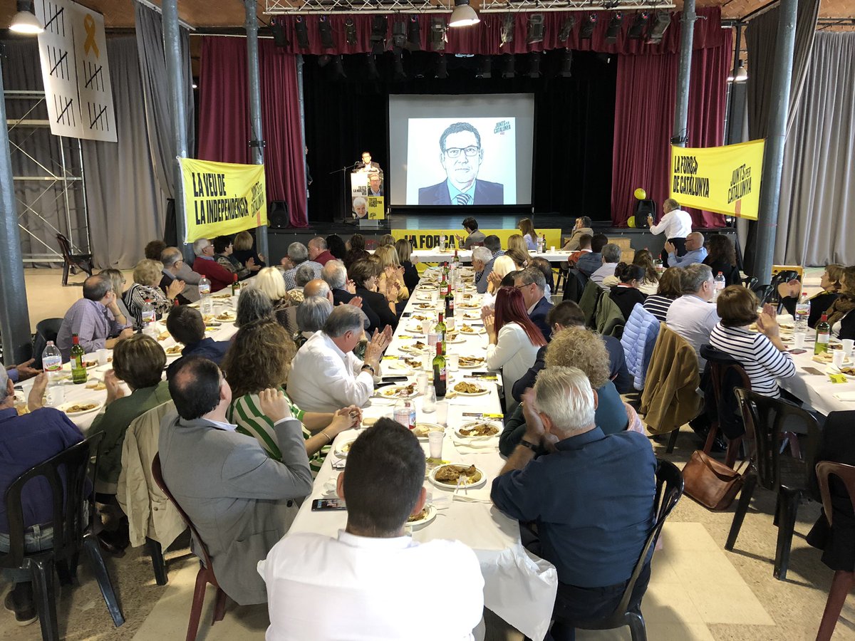 PDECatSelva's tweet photo. En @cuevillasjacs amb dicurs alt i clar diu “Anem junts perquè volem unitat, anem junts perquè a @juntsxcat hi ha gent vinguda de tots els espais polítics i anem junts perquè el president legítim és @KRLS!”
#FemHoJunts https://t.co/xDzL7UWm5v