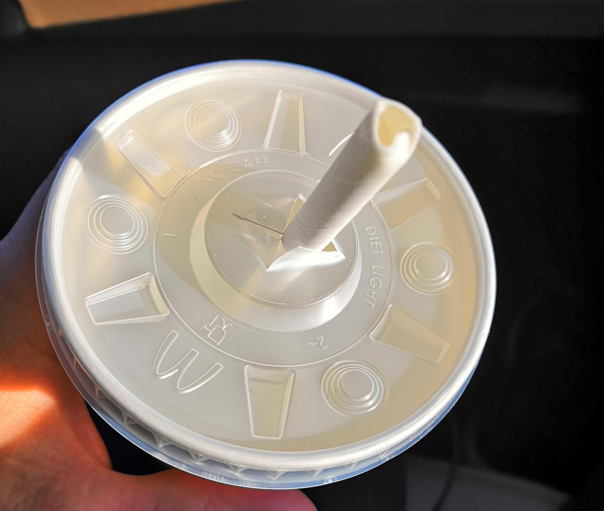 Bra når du bare kommer halvveis i milkshaken og sugerøret er ødelagt.. Resten av koppen er plast, så vet ikke hva som er verst? Må hverfall få dobbelt med sugerør neste gang #McDonalds #mcdonaldsnorge #pappsugerør #miljø #engangsplast