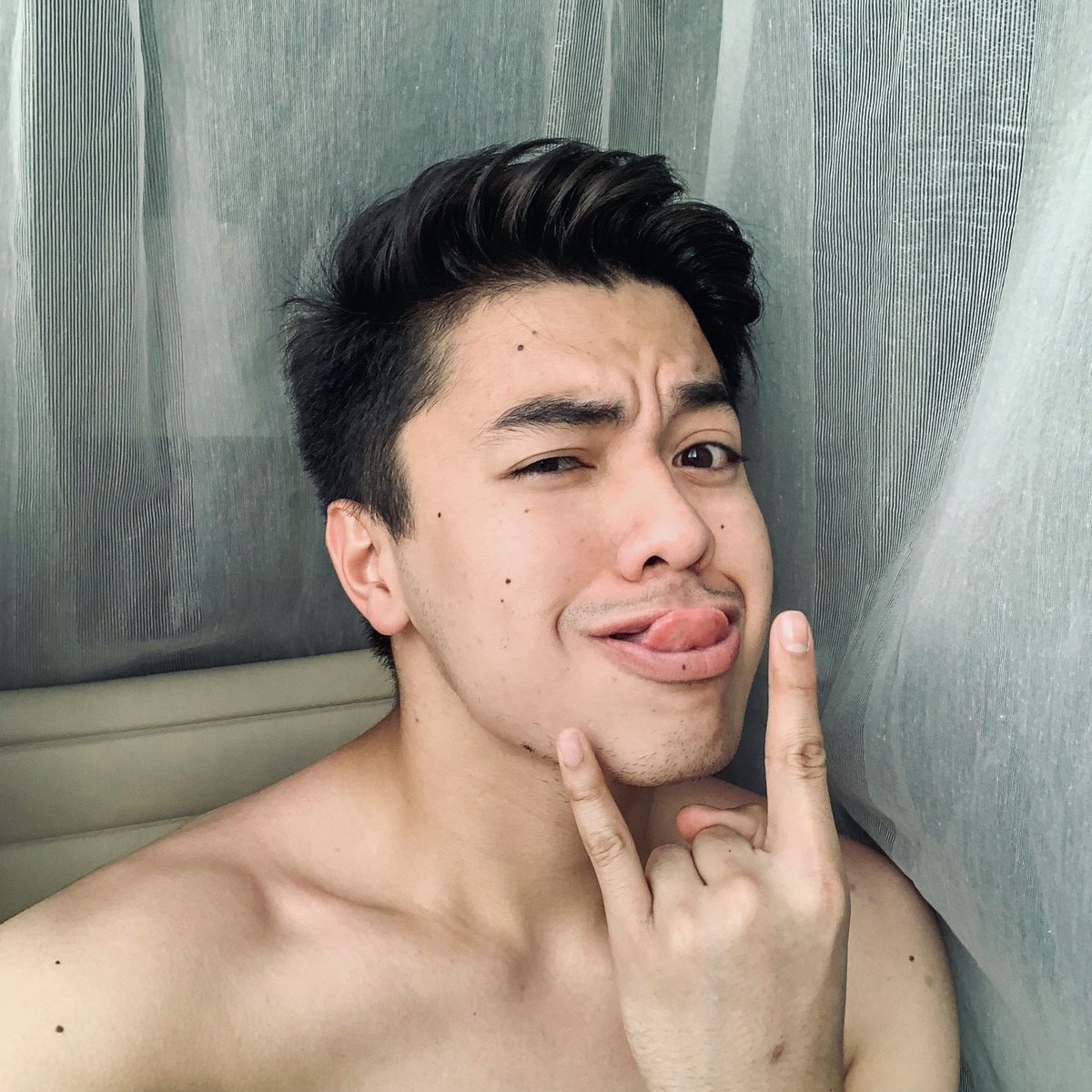 BasanesJocelyn's tweet photo. Marupok ako pag dating sayo @hashtag_CK ππ
#mor101 DyisIsItManila May Tama Ka By Ck and Vivoree https://t.co/ljazHtkD2I