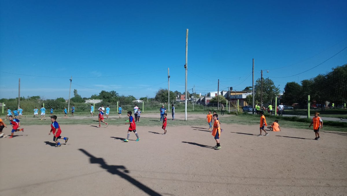 CeciAro's tweet photo. ¡En la #CapitalSocial el Circuito Barrial Deportivo sigue a pleno! Los chicos disfrutan de fútbol, hockey, zumba y juegos recreativos en Barrio Ampliación Pueyrredón. 🥅🏑⚽️ https://t.co/A2fK2fDxfu