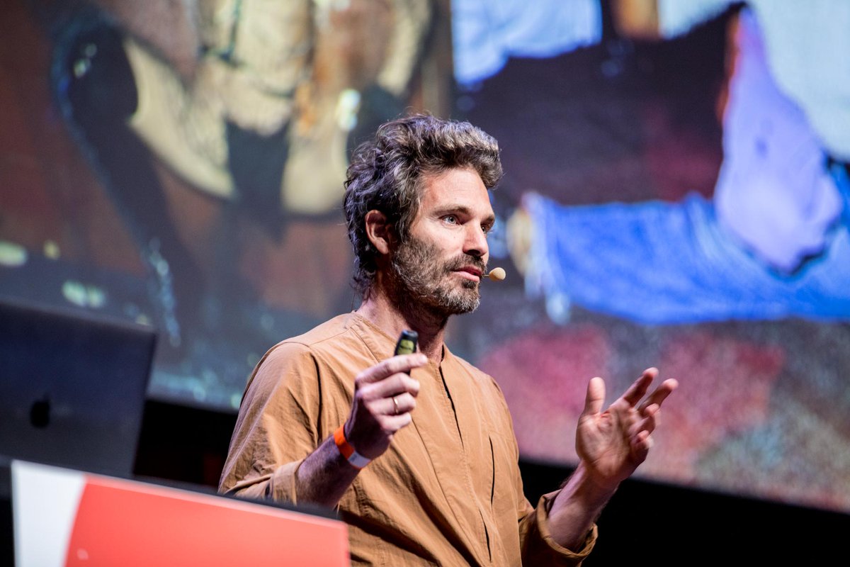 scholzvolkmer's tweet photo. "We spend a lot of time in the digital world. How does that affect how we humans interact?" Designer Daan Lucas von #randomstudio auf der @see_conference #see14 #seeconference #daanlucas #immersivedesign https://t.co/9Cz6uK7P4s