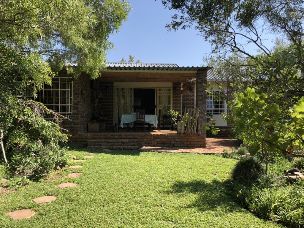 Seeff_Botswana's tweet photo. For Sale #Notwane quaint 3 bed home with cottage and outbuildings on 4 Hectare Plot
https://t.co/xFDcSCndKu
#HomeIsOurStory #Housesforsale #Smallholding #Gaborone #Countryliving https://t.co/1JrEM7Dnvc