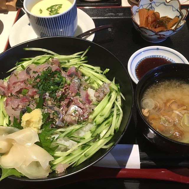 ファンシー中村ラ در توییتر 横浜南部市場の横濱屋本舗食堂で あじたたき丼 新鮮でうまい アジフライ定食もうまそうだった 食堂は昨年12月に移転していて 前の場所には大型スーパーが秋頃できるとの事 南部市場 横濱屋本舗食堂 あじたたき丼 T Co