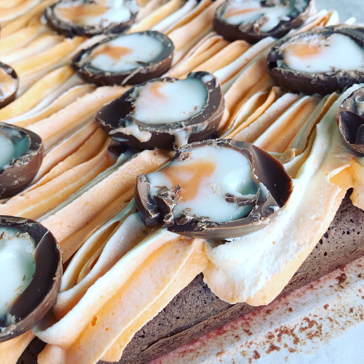 Creme egg frosted brownies 😍