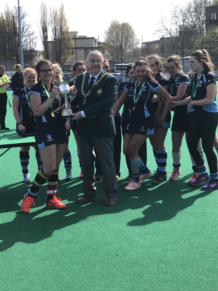 irishhockey's tweet photo. Dromore HC Challenge Cup winners 2019 captain Tara Malcolmson by @irishhockey President martin Canniffe #IHC https://t.co/SVhCy02Z53