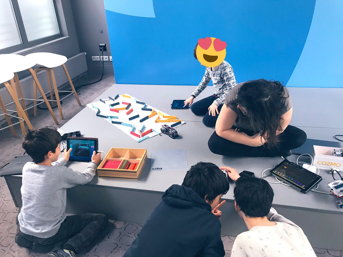 CoderDojoParis's tweet image. Mention spéciale cet après midi à l’atelier robotique où l’on crée des petites catapultes et des robots programmés pour se déplacer au sein de labyrinthe ou avec des capteurs 🤖 #CoderDojoParis #KidsWhoCode