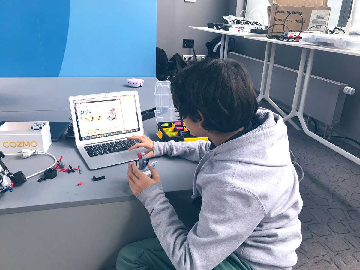 CoderDojoParis's tweet image. Mention spéciale cet après midi à l’atelier robotique où l’on crée des petites catapultes et des robots programmés pour se déplacer au sein de labyrinthe ou avec des capteurs 🤖 #CoderDojoParis #KidsWhoCode