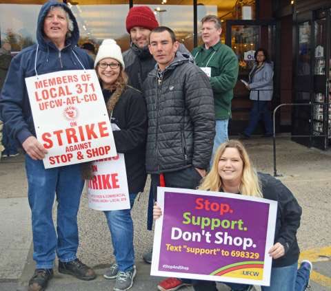 UFCW's tweet image. “Our customers have been tremendously supportive” with many shoppers turning around after seeing workers outside. bit.ly/2Ug10A7  

Thank you to everyone standing with  #StopAndShopWorkers. RT and sign the petition: bit.ly/supportSSworke… Together we can win!