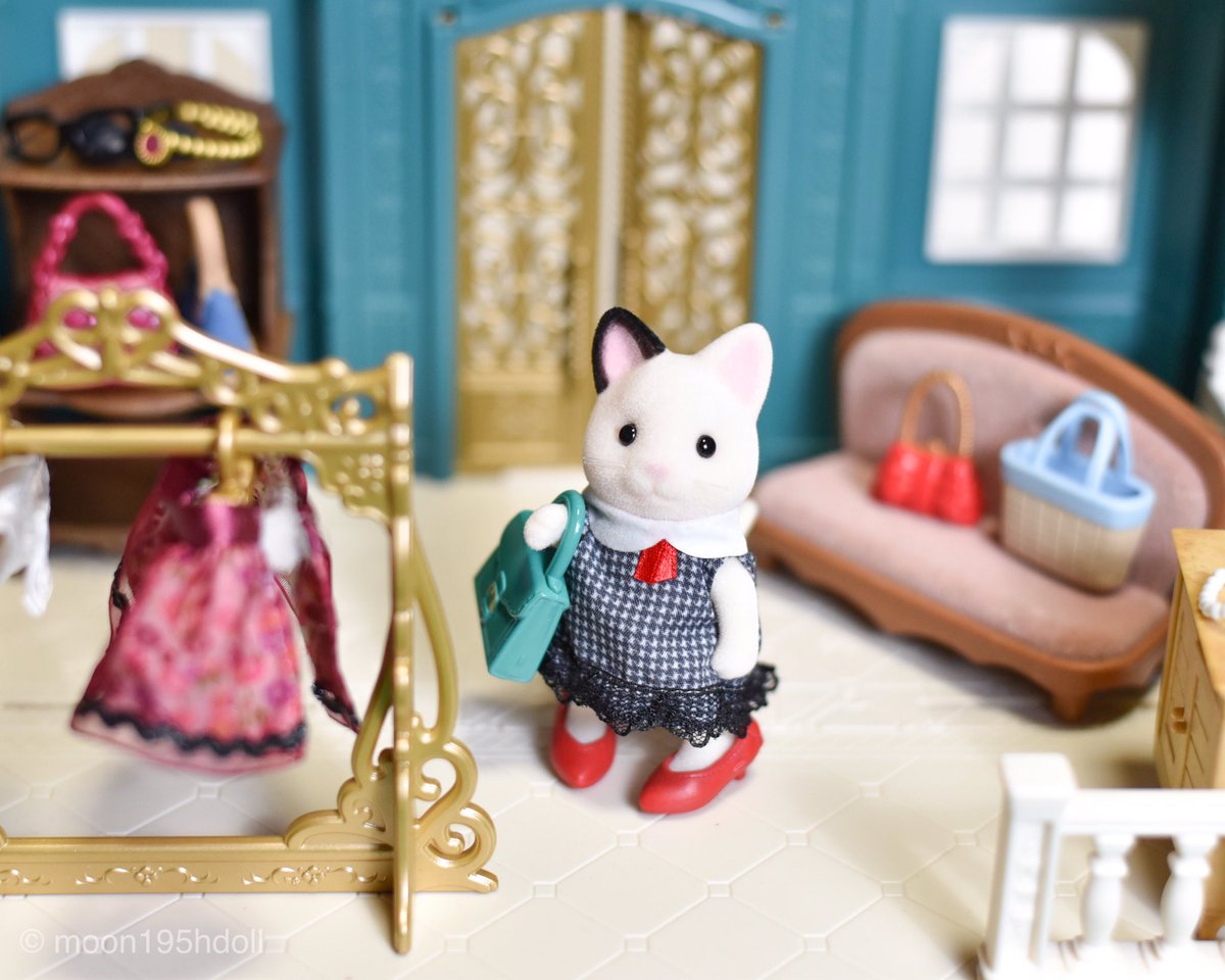 チャコールネコのお姉さん