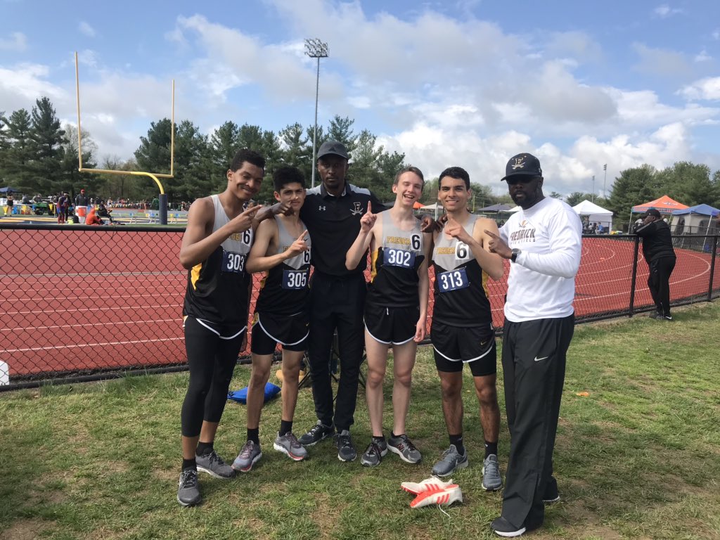 DulceMomlife's tweet photo. 4x800 team just medaled !!!!
#FHSSTRONG #fhscadets #trackandfield #myson https://t.co/BK6F2WLYzA