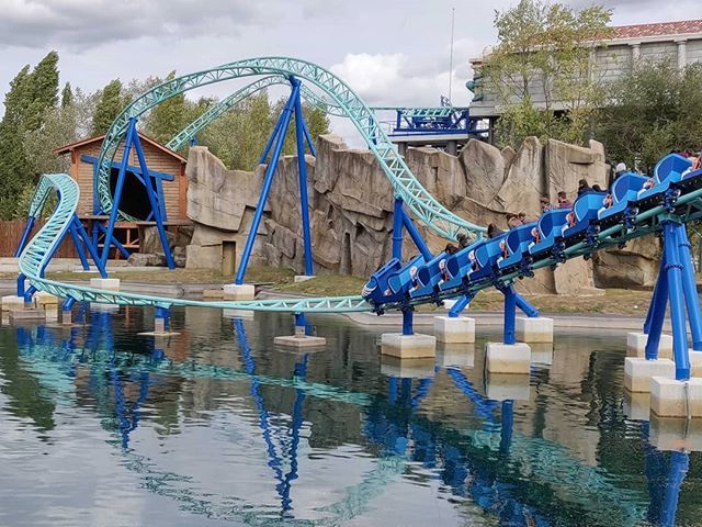 LoopnFR's tweet photo. Le pégase express ! Un incontournable 😌
—
#asterix #parcasterix #coaster #rollercoaster #rollercoasterwaves #blue #pegaseexpress #water https://t.co/zqZVrWWU25 https://t.co/HMlVvBQyjn