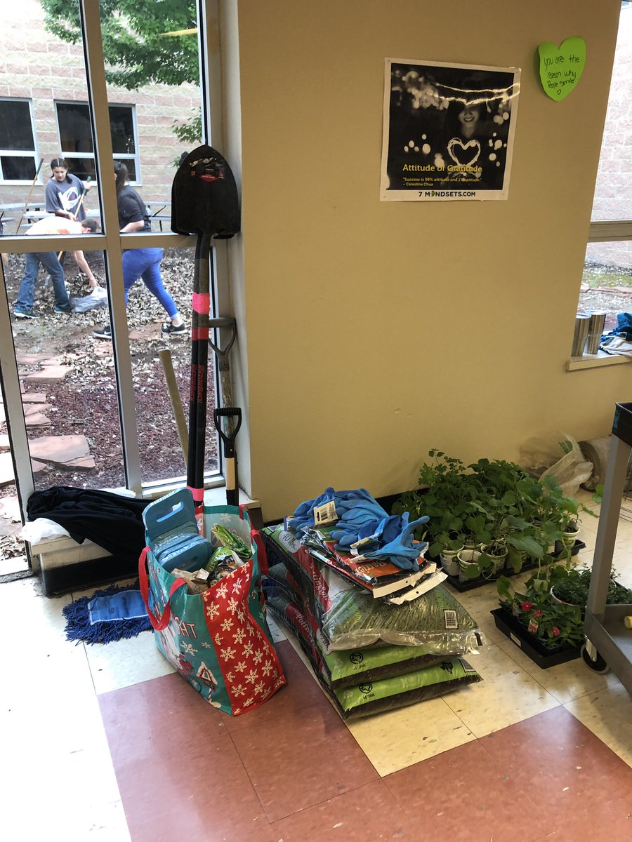 CathyCookLvWell's tweet photo. Bloom Crew at work. Service Learning through Campus Beautification in conjunction with HMS PTA. So proud of our kids. @echmspta @HMSecisd https://t.co/L2KyFUSfgP