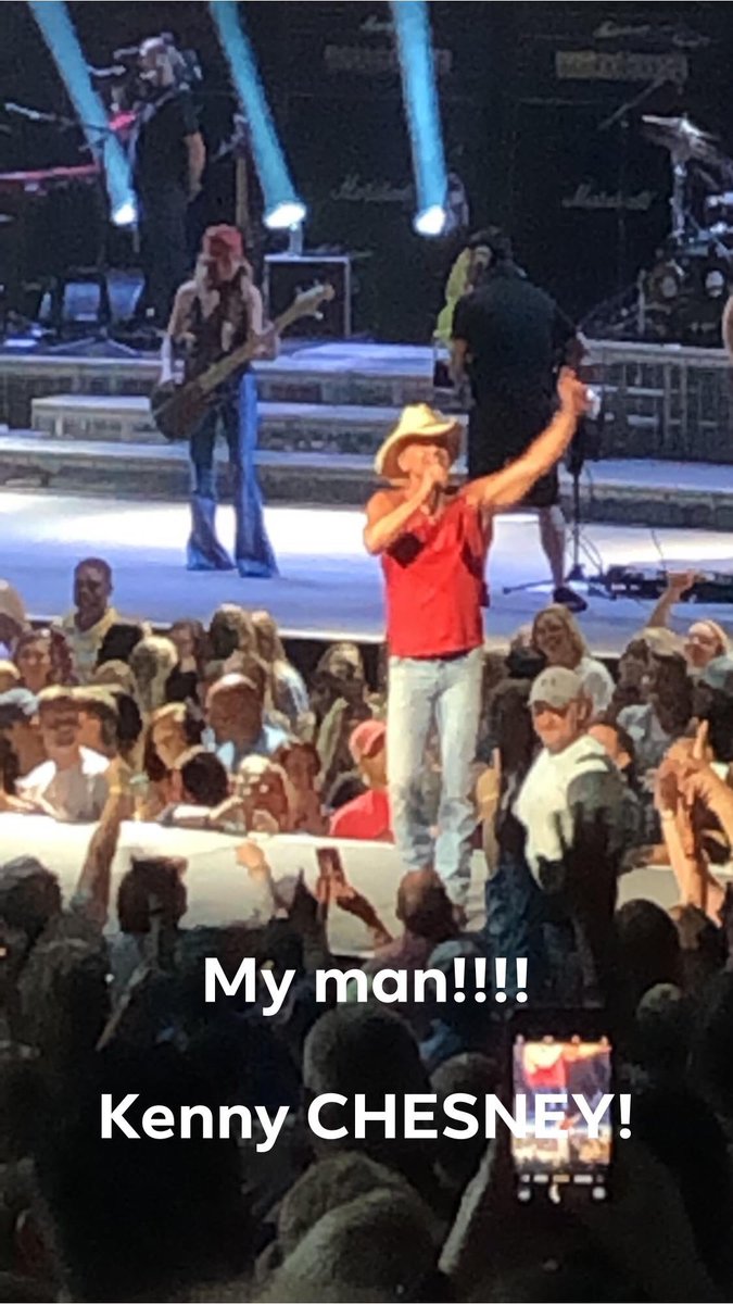 boxermom1416's tweet photo. Best night of the year  @KennyChesney - #SongsForTheSaints Tour 2019‼️

and I don’t see how you could ever be #AnythingButMine 
#NoShoeNation #NSR #BlueChairBayRum https://t.co/QQITfZnDni