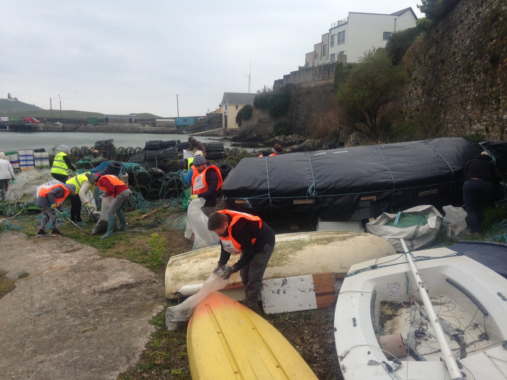 ballycottontidy's tweet photo. What a turn up today for our #springclean2019 mums dads and the children all out in force. #greatcommunity #ballycotton #eastcork #SaturdayMorning  @NationalSpringC @Ballynamona  thanks for the high vis vests and bags.  We collected a skip full https://t.co/ivUqz3Jw9Q