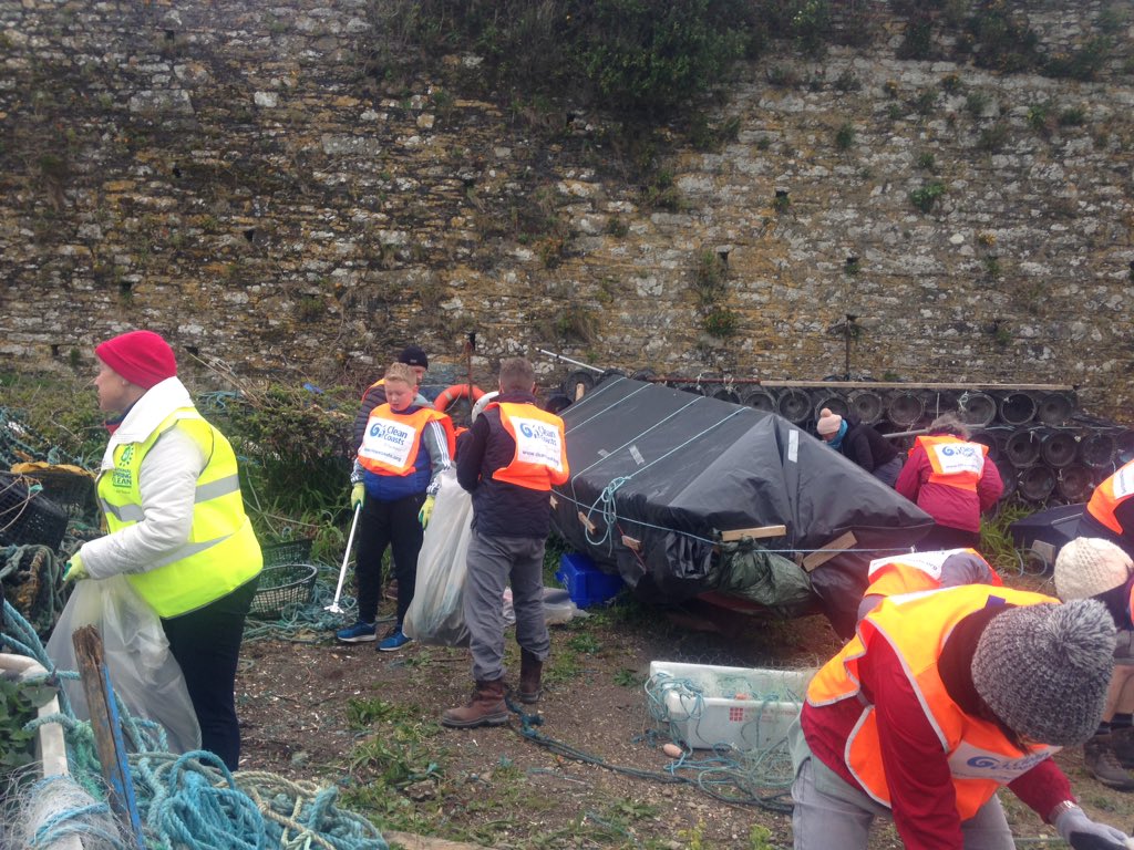 ballycottontidy's tweet photo. What a turn up today for our #springclean2019 mums dads and the children all out in force. #greatcommunity #ballycotton #eastcork #SaturdayMorning  @NationalSpringC @Ballynamona  thanks for the high vis vests and bags.  We collected a skip full https://t.co/ivUqz3Jw9Q