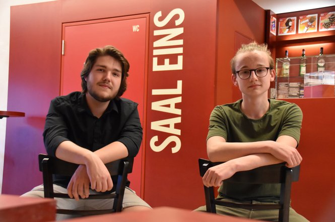 saechsischeDE's tweet photo. Schüler aus #Dresden drehen Film mit #Stumpi: Mit ihrem ersten Kurzfilm ehren Julian und Jacob Wallner ihren berühmten Vater – und begeisterten Wolfgang Stumph. #FFD19 https://t.co/fi6F4Qsd5i https://t.co/ZIZQJ7QQXO