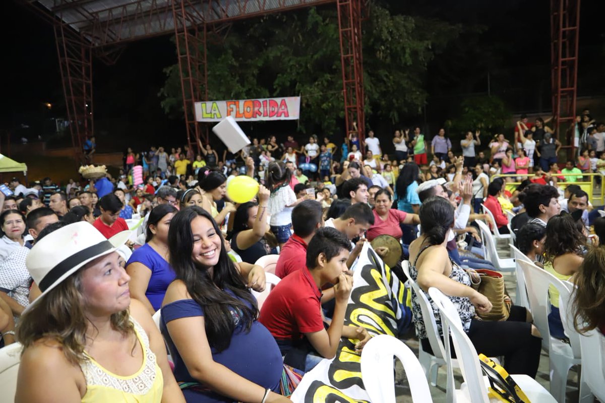 Rodrigo_LaraS's tweet photo. 1. #RondaSampedrina 
Con música, danzas y folclor llegamos a la comuna 8 de #Neiva. Cientos de personas participaron en el Parque de Peñón Redondo de la 2 Ronda Sampedrina de la que fueron elegidas las dignas participantes a los certámenes Popular y Herederos de la Tradición https://t.co/AFsLgiAs4p