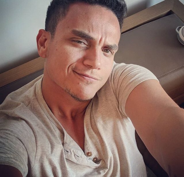 TropiBogota's tweet photo. Para cantar con los ojos cerrados en el puesto 18 de #LosDurísimos @SilvestreFDC con #SiYoSupiera conduce @alejogalvez1029 y @ricardoelryr https://t.co/dczqgejw2G