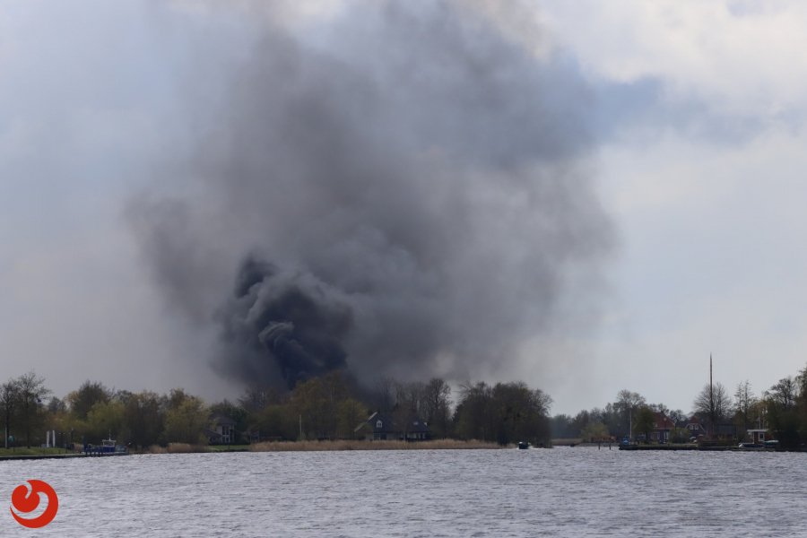 Caravans in brand op camping - EARNEWÂLD – Twee caravans zijn zaterdagmiddag door een felle brand compleet verwoest. De rookontwikkeling was in de wijde omtrek ... - 112fryslan.nl/2019/04/13/car…