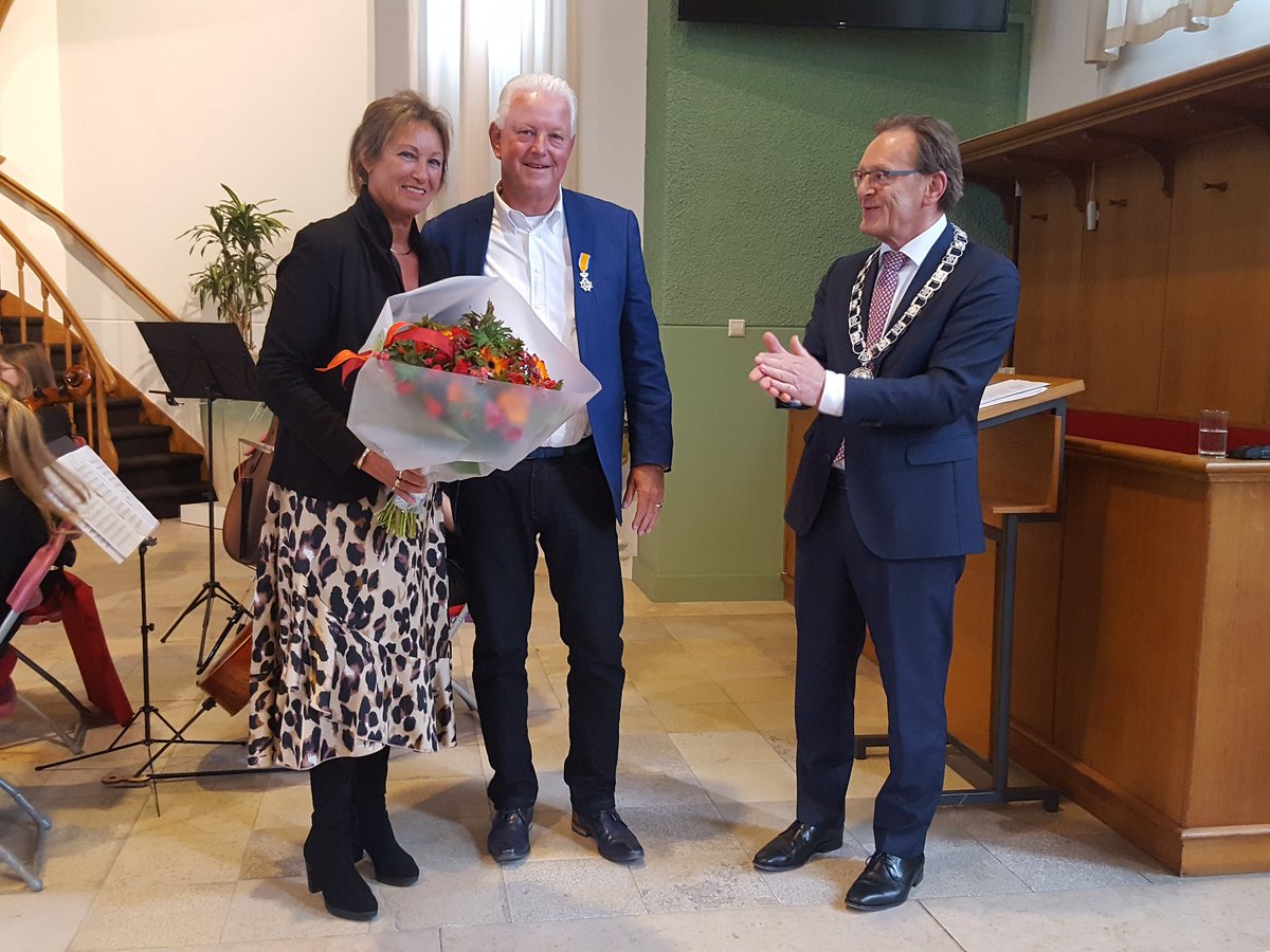 Burgemeester Janssen <a href="/JanssenKoos/">Koos Janssen</a> heeft zojuist een Koninklijke onderscheiding uitgereikt aan Jelte Veenhoven vanwege zijn decennialange inzet voor o.a. de Zaterdagmiddagconcerten in Zeist.
