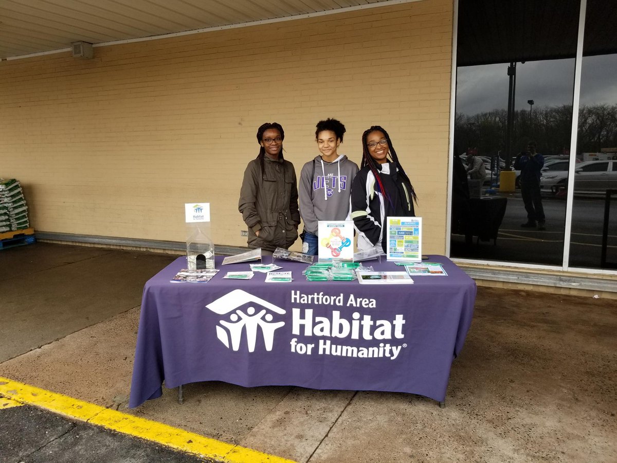 Habitat_NCC's tweet image. Come say hello our Youth Advocates from @CapitolSquash at ShopRite in West Hartford today! We will be raising funds for our Youth Program until 2pm this afternoon!