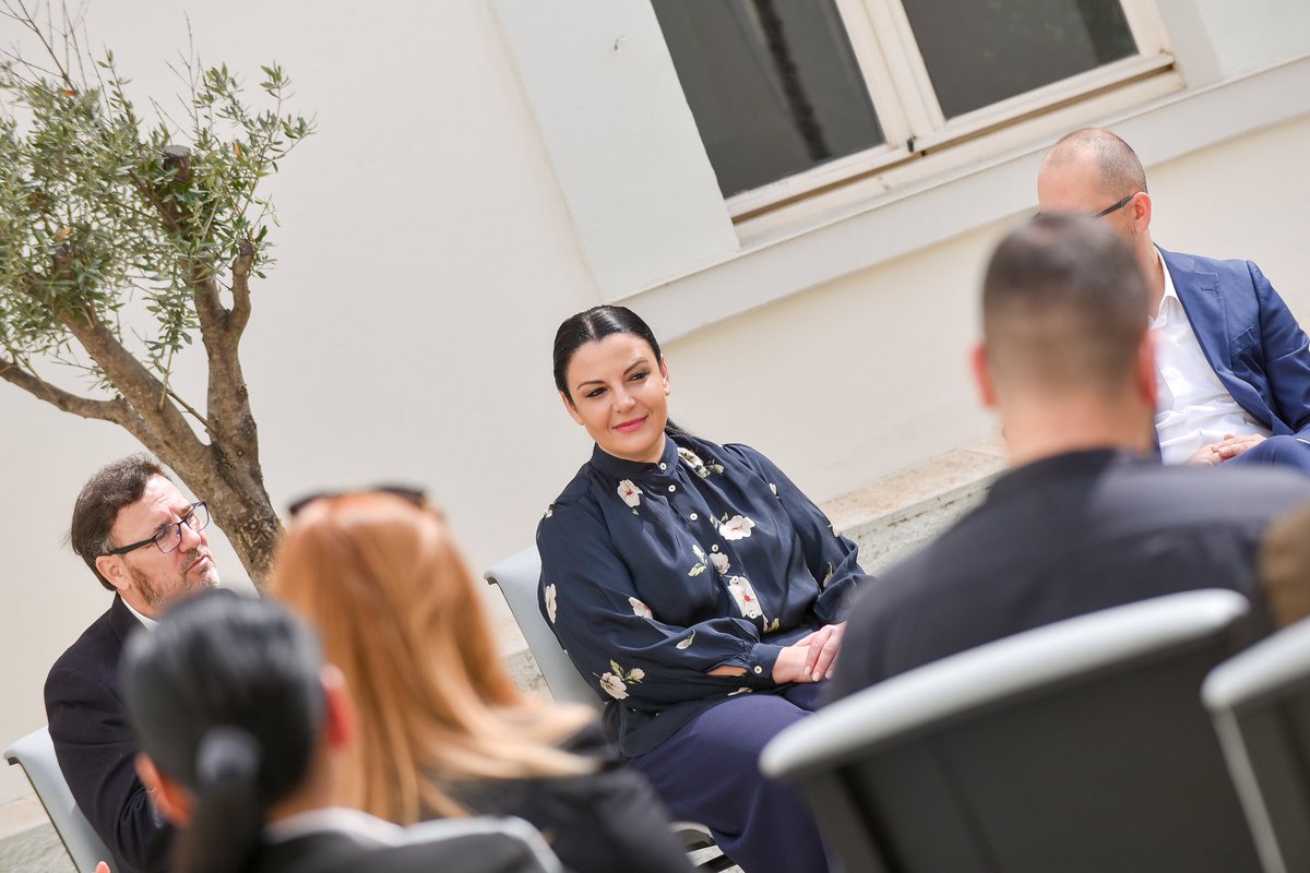 EnergjiaGovAL's tweet photo. Ministrja @BallukuBelinda bashkëbisedoi me studentët👩‍🎓👨‍🎓 ekselentë të cilët janë bërë pjesë e administratës së MIE dhe institucioneve të varësisë. 
Në kuadër të Paktit për Universitetin, të rinjtë aplikuan në portalin https://t.co/bnoeipFUK3, të çelur nga DAP.🤝 https://t.co/Fp6KODyChY