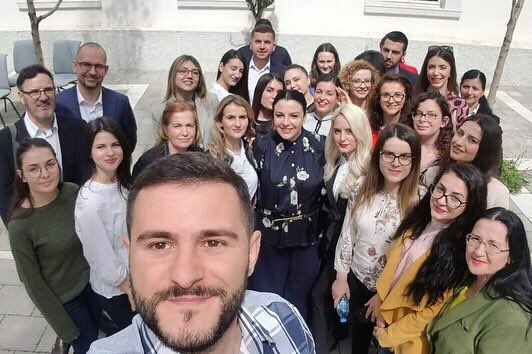 EnergjiaGovAL's tweet photo. Ministrja @BallukuBelinda bashkëbisedoi me studentët👩‍🎓👨‍🎓 ekselentë të cilët janë bërë pjesë e administratës së MIE dhe institucioneve të varësisë. 
Në kuadër të Paktit për Universitetin, të rinjtë aplikuan në portalin https://t.co/bnoeipFUK3, të çelur nga DAP.🤝 https://t.co/Fp6KODyChY