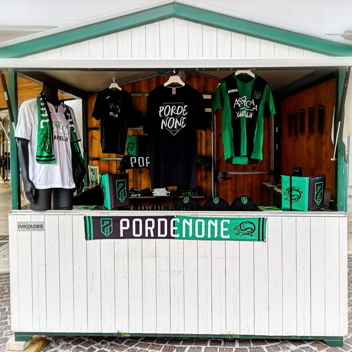 PordenoneCalcio's tweet photo. Per un'incredibile finale di stagione... La Casetta Neroverde vi aspetta (tutti i giorni) in piazzetta Cavour: merchandising, con tante novità, info e adesioni a Pordenone 2020 ⚫💚

#PN2020 #ForzaRamarri https://t.co/b6kNyAoGBl