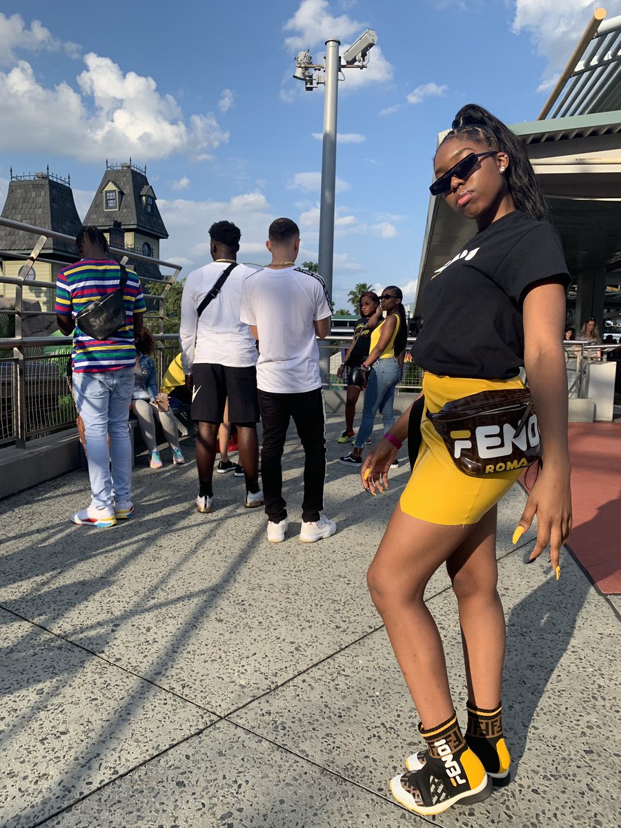 unrulyyss's tweet image. fuck up a bag at the Fendi 🤮🔥 #gradbash2k19