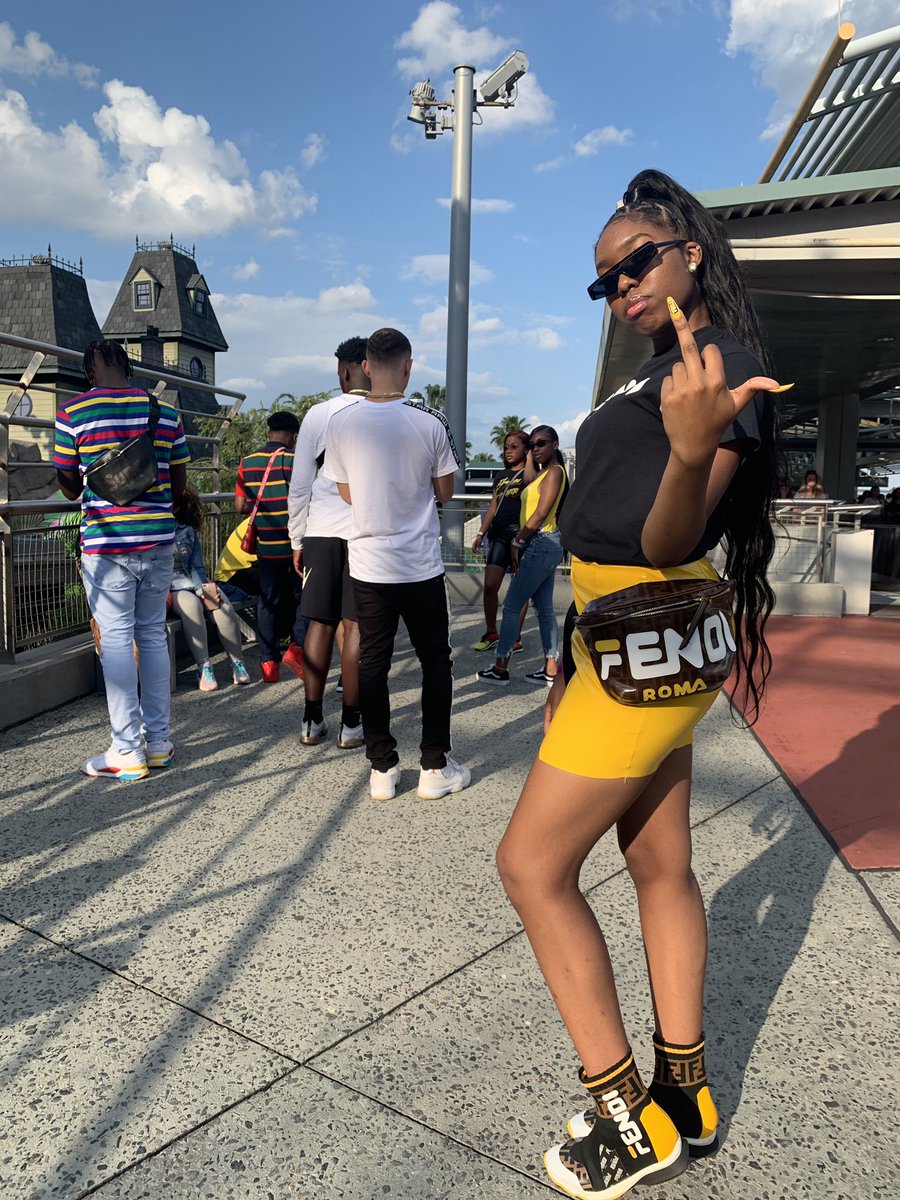 unrulyyss's tweet image. fuck up a bag at the Fendi 🤮🔥 #gradbash2k19