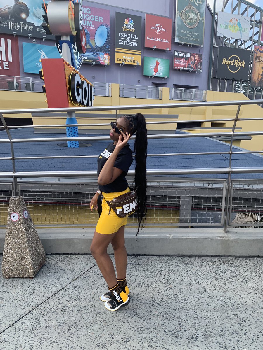 unrulyyss's tweet image. fuck up a bag at the Fendi 🤮🔥 #gradbash2k19