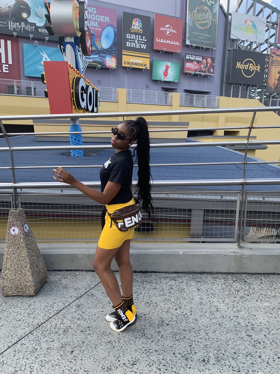 unrulyyss's tweet image. fuck up a bag at the Fendi 🤮🔥 #gradbash2k19