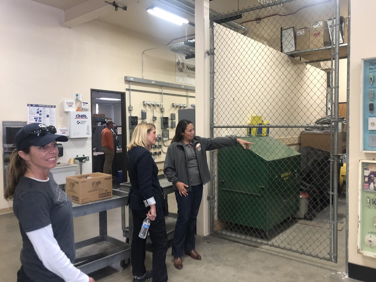 FlyingWithSara's tweet photo. Loved visiting IBEW Women’s Committee, the United Sparkies, for a tour of the the Electrical Training Institute for @IBEW569 members. Unions power America, move America, represent the best of America. #1u #PLASummit2019 https://t.co/UGqtcFC40C