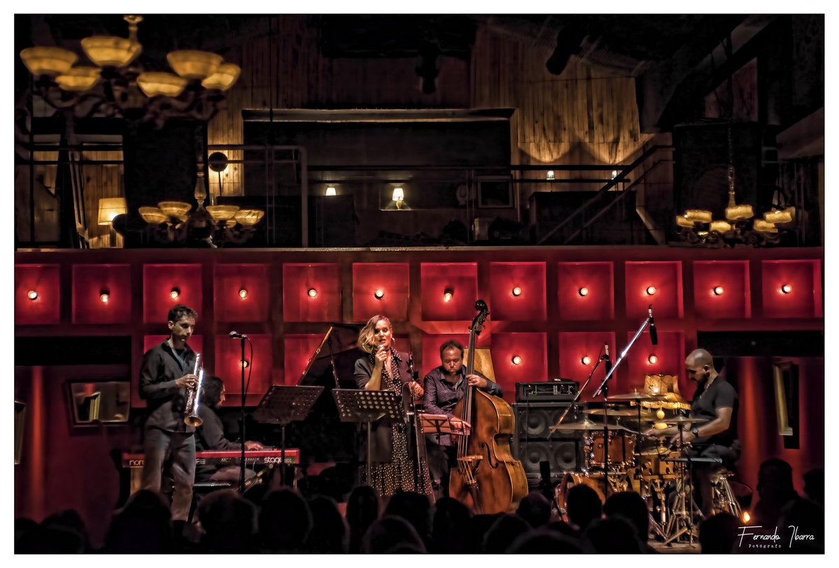 nochesjazzblues's tweet photo. Luciana De Rissio presentó su primer disco solista “Aire” en #TheloniousClub - Ph Fernando Ibarra https://t.co/XH3kkhk3vX #LucianaDeRissio #ErnestoZeppa #MarianoAgustoni #EzequielDutil @LucianaDeRissio @zeppadrummer @paula_cainzos @ClubThelonious https://t.co/aMvb0lJbFp