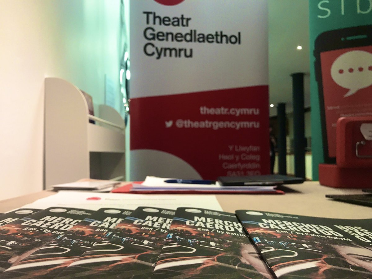abijohnss's tweet photo. Mor neis cyfarfod cynulleidfaoedd ar cynhyrchiadau #MerchedCaerdydd a #NosSadwrnOHyd gan weithio blaen ty efo Sibwrd. Cyfle arbennig o weld dau sioe difyr a unigryw. Diolch unwaith eto @TheatrGenCymru am cael fi nol. Gwerthfawrogi pob cyfle 💛 https://t.co/pNntYEx4gZ