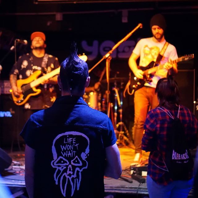 AdM_asso's tweet photo. Toujours au boulot ! Avec @thenewprojectband 😊 En bonus, un indice dans la photo à propos du vendredi soir de l'AdM #8 !

#automnedemorthomiers #AdM8 #rockalternatif https://t.co/UktuEQ3n1G https://t.co/xUuGhGkc1d