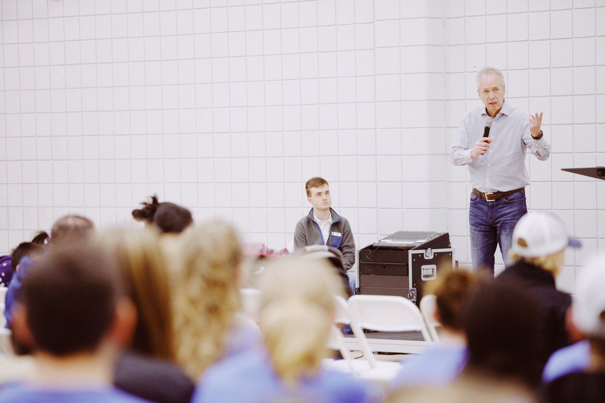 SBTS's tweet photo. We're thankful for the more than 300 students who sacrificed a Saturday morning to serve our city and spread the good news of Christ.
Teams served in more than 20 locations, many of which were schools. #SBTSGivingDays #1937Project https://t.co/qQUiOMbDQ1
