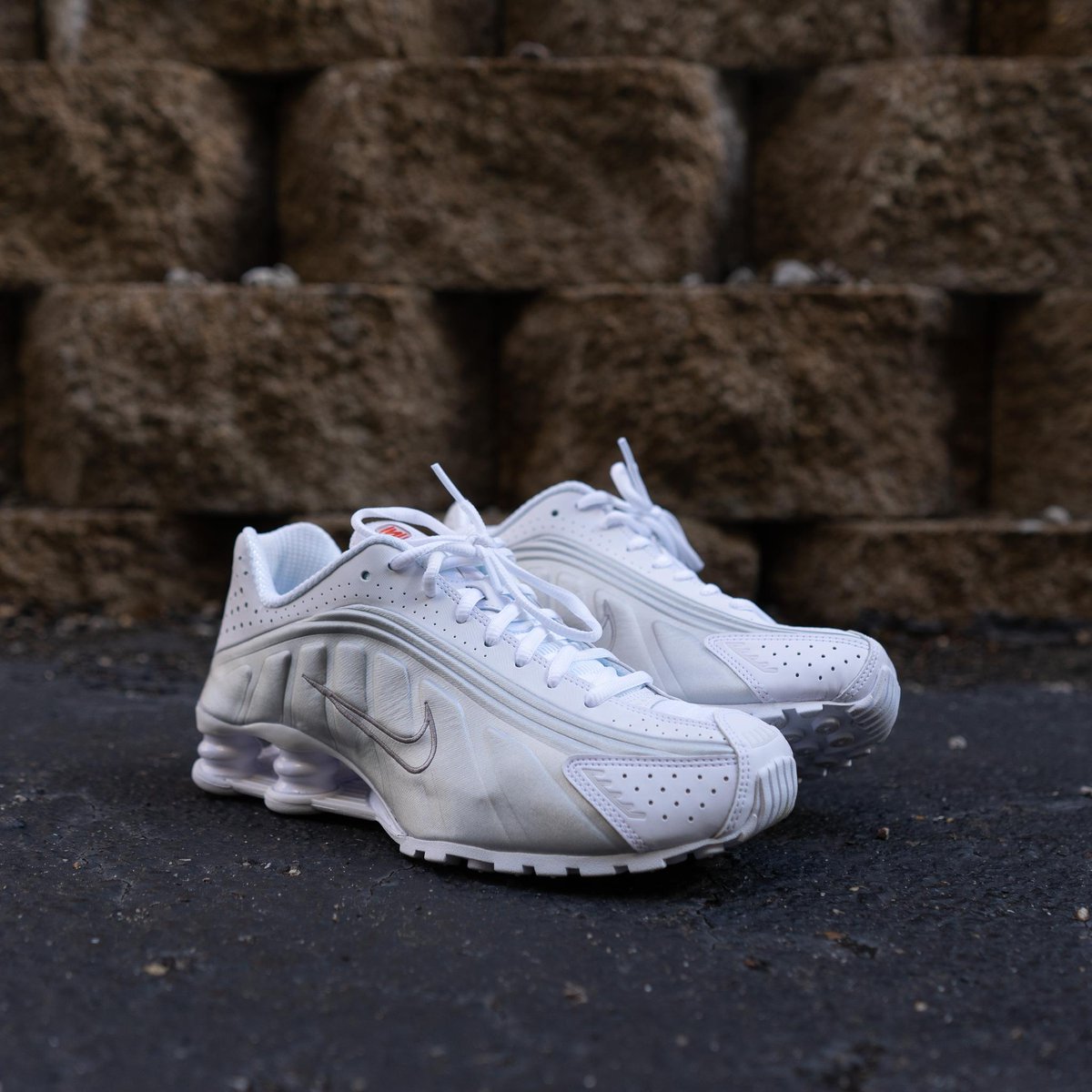 nike shox r4 white silver