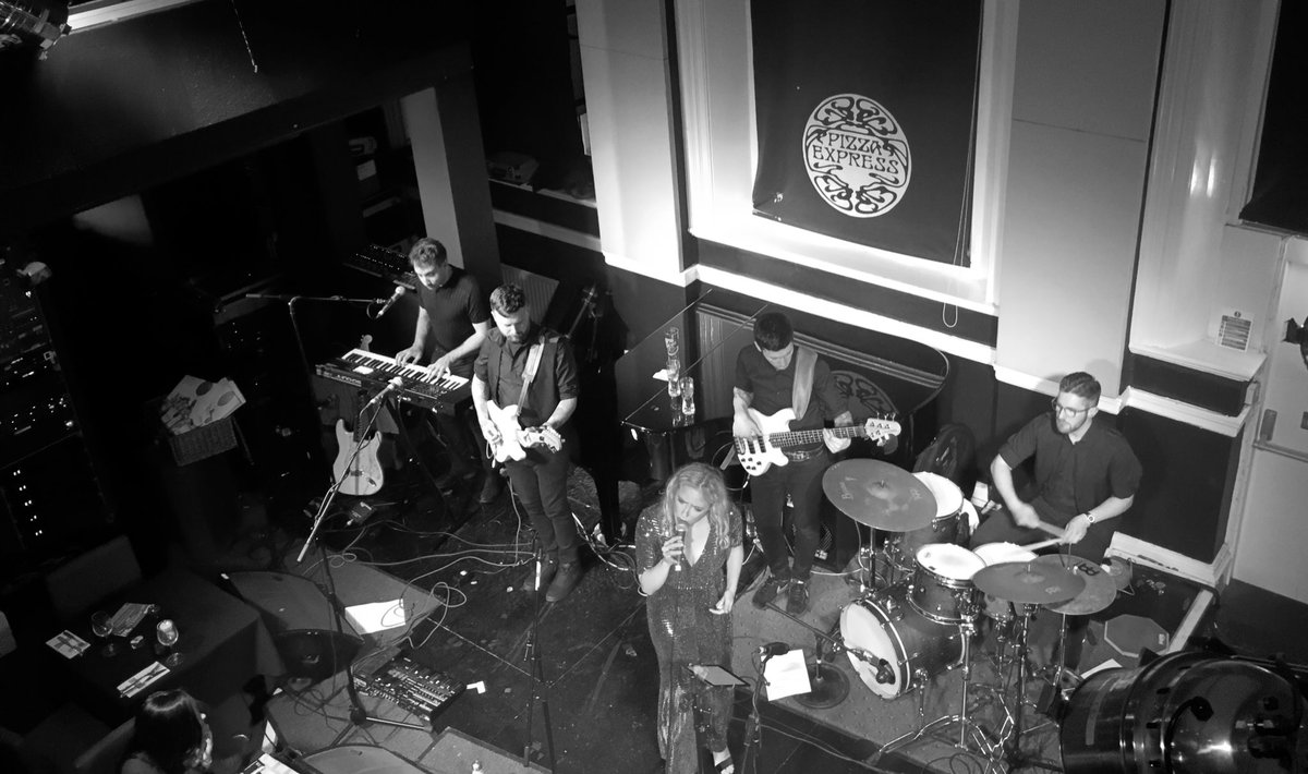 Had a couple of tunes off so nabbed the best seats in the house <a href="/pizzajazzclub/">PizzaExpress Live</a>  <a href="/JoCeesmusic/">Jocee</a>