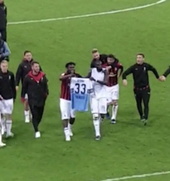 ACMilanSverige's tweet photo. Bakayoko och Kessie efter matchen med Acerbis tröja. Innan matchen så pratade den förre Milan-spelaren om hur mycket bättre Lazio är än Milan, varpå Bakayoko svarade ”Ok Acerbi see you on Saturday”. https://t.co/ctUYHgzJ4T
