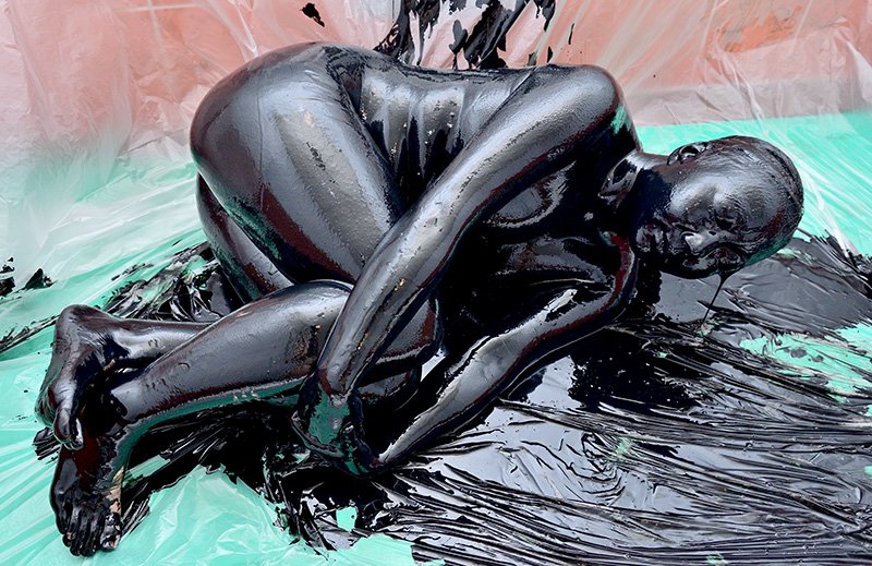 lmskii's tweet photo. 黒ペイント"光"

全身が黒ペイントに覆われると、まるで鏡のように光り輝く。

#messy #bodypaint #nude #nikon #photograghy #bodypainting #wetandmessy #wam #blackpaint https://t.co/wCksRq3HKo