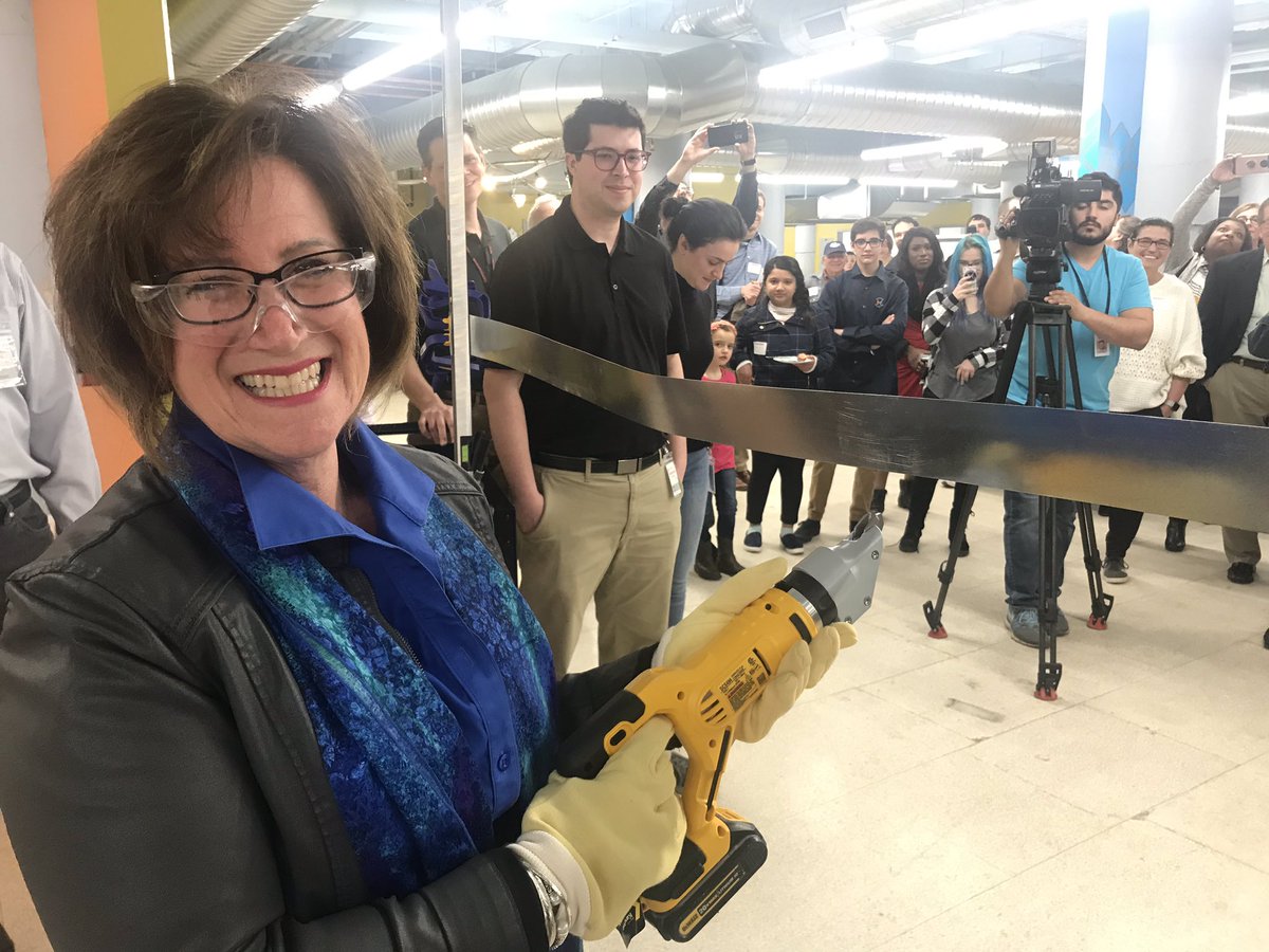 LukeBronin's tweet image. Forget big scissors, this “ribbon-cutting” takes power shears — @MakerspaceCT in #Hartford officially opening an amazing place for inclusive innovation #WhatWillYouMake?#MakeHartfordYours