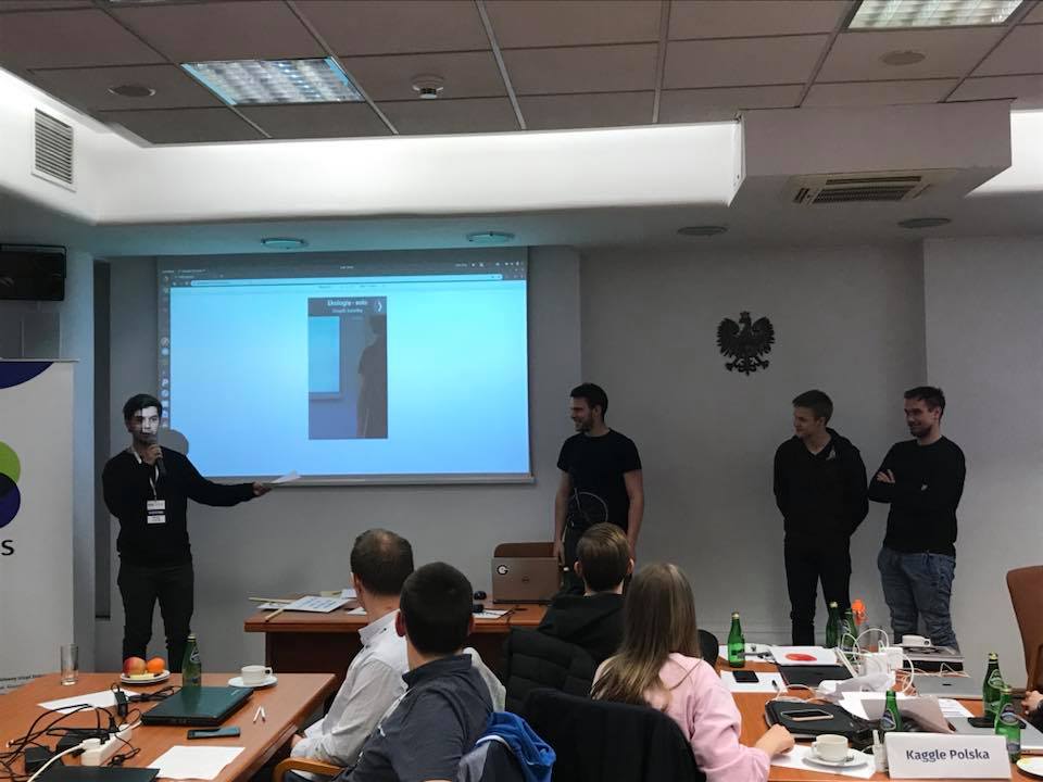 hackathonGUS's tweet photo. Przedostatnie wystąpienie to prezentacja efektów pracy nad grą zespołu My po pizzę. 🍕 

#GUS #statystyki #dane #OkoStatystyki 👁 #hackathon #wydarzeniaGUS #OtwarteDane #ShowMeData https://t.co/W8RF0VyJm8