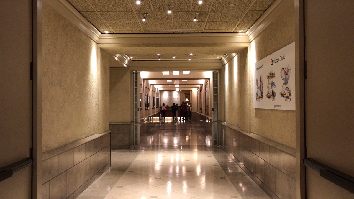 squelchtail's tweet photo. サンフランシスコ（SFO）のUnited Clubは入口から受付まで重厚で高級感がありますね！(^^) #unitedclub #sfo https://t.co/REO7hsRqV4