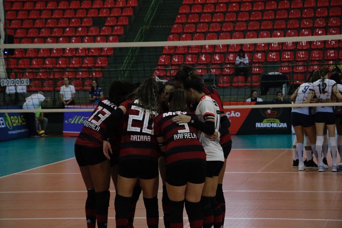 Fim de jogo! Lutando até o fim, o Flamengo é derrotado pelo Valinhos por 3 sets a 2 e fica com o segundo lugar na SuperligaB. Mesmo com o resultado, o Mais Querido estará na elite do voleibol brasileiro na próxima temporada! Valeu, meninas! #FlaVôlei