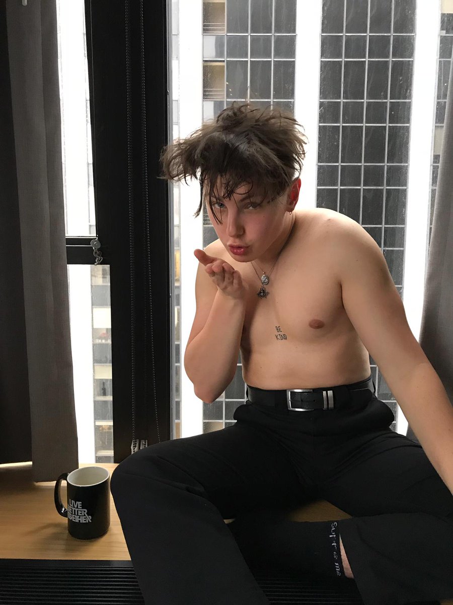 𝖕𝖔𝖑𝖑𝖎𝖙𝖙. tweet media