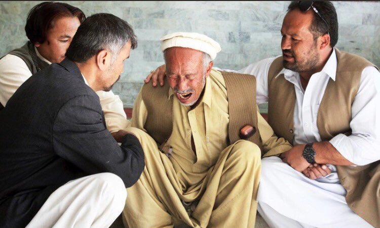 noshigilani's tweet photo. عمران خان کوئٹہ آپ کا منتظرہے۔ہزارہ برادری بہت دُکھی ہے،وہ برسوں سے اپنے پیاروں کےلہولہو لاشے اُٹھاتے آ رہے۔۔پلیز جائیں اوران کےغم میں شریک ہوں،انہیں سینے سے لگائیں۔۔جیسے نیوزی لینڈ کی وزیرِ اعظم جیسنڈا آرڈن نے کیا۔۔شہرِ مدینہ کی بھی تو یہی روائت ہے
@ImranKhanPTI 
#QuettaAttack https://t.co/xegHmybN9n